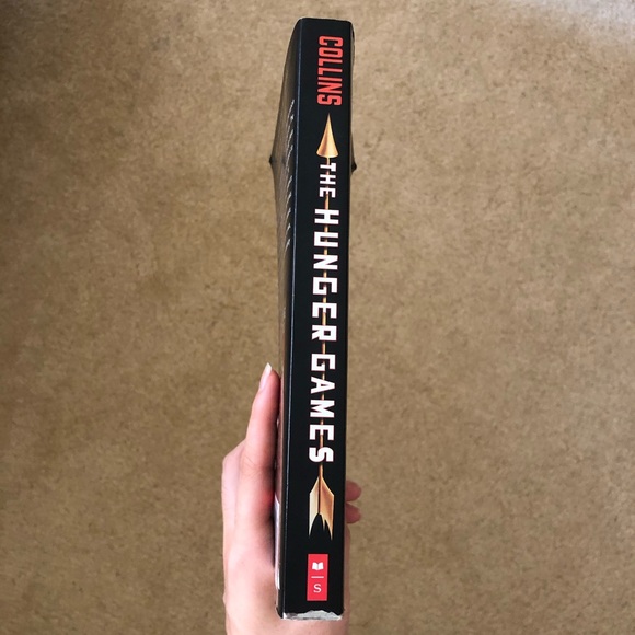 The Hunger Games by Suzanne Collins (bestseller) - Picture 3 of 4